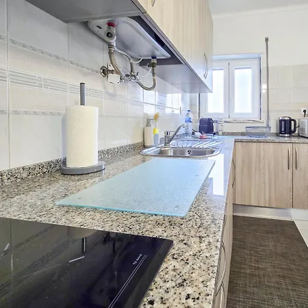 Daire Rocha River-sea Portimão